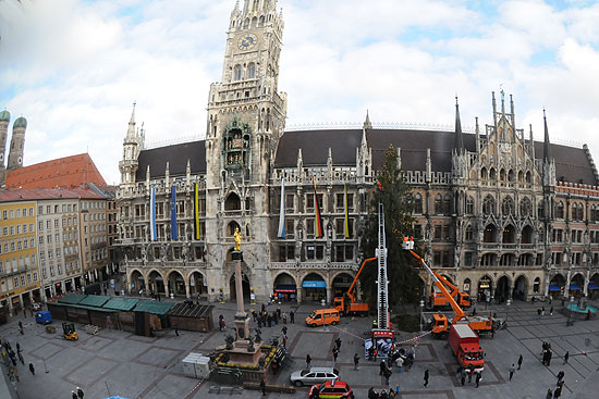 unten werden schon die Stände des Christkindlmarktes aufgebaut.. (Foto: Ingrid Grossmann)